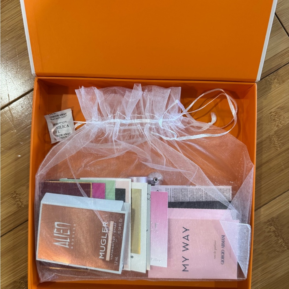 Ulta Beauty Dazzling Scents Sampler Kit - Picture 2 of 3